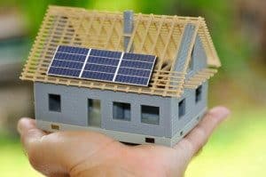Maison avec des panneaux solaires.