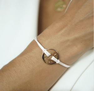 Bracelet cordon sur un poignet
