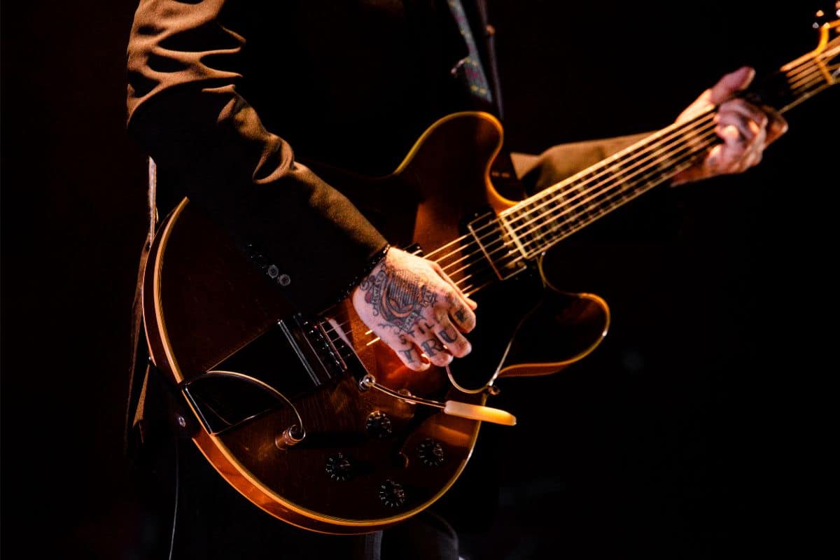 joueur de guitare électrique